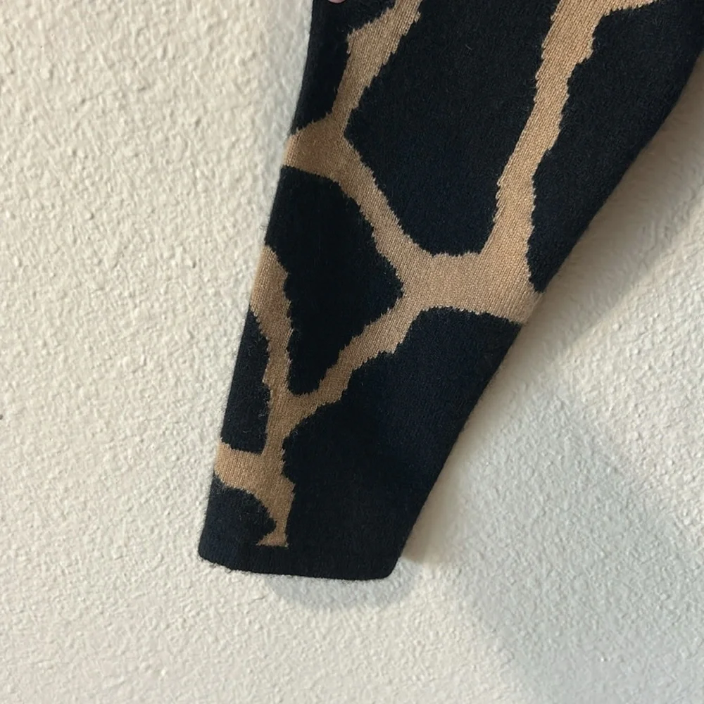 Peck & Peck 2-Ply Animal Print Crew Neck Cashmere Sweater - Picture 8 of 9